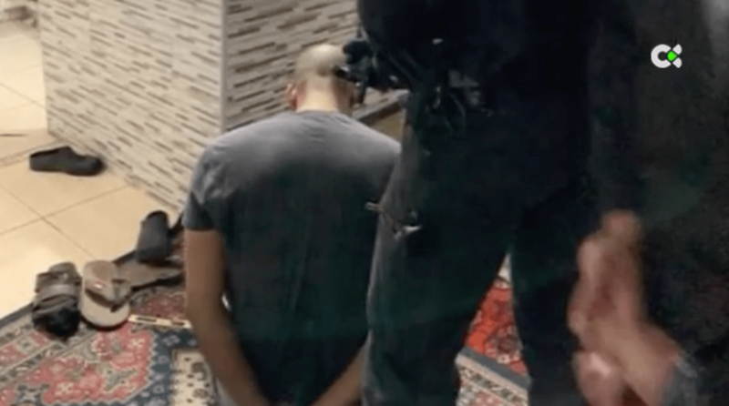 Fotograma de la detención del individuo (Foto RTVC)